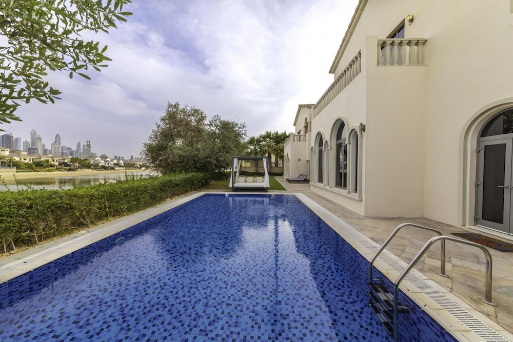 Maison Privee Private Pool & Beach Access Villa with Cinematic Vws — 4-Star Luxury Hotel in Dubai, United Arab Emirates