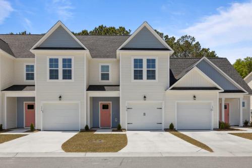 Modern Retreat Minutes to Emerald Isle Beach Villa — 4-Star Luxury Hotel in Cedar Point, United States