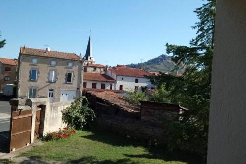 Chez Fabienne T1 pet-friendly hotel Le Breuil-Sur-Couze
