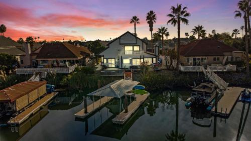 Large Updated Waterfront Delta Manor Boat Dock — 4-Star Luxury Hotel in Discovery Bay, United States