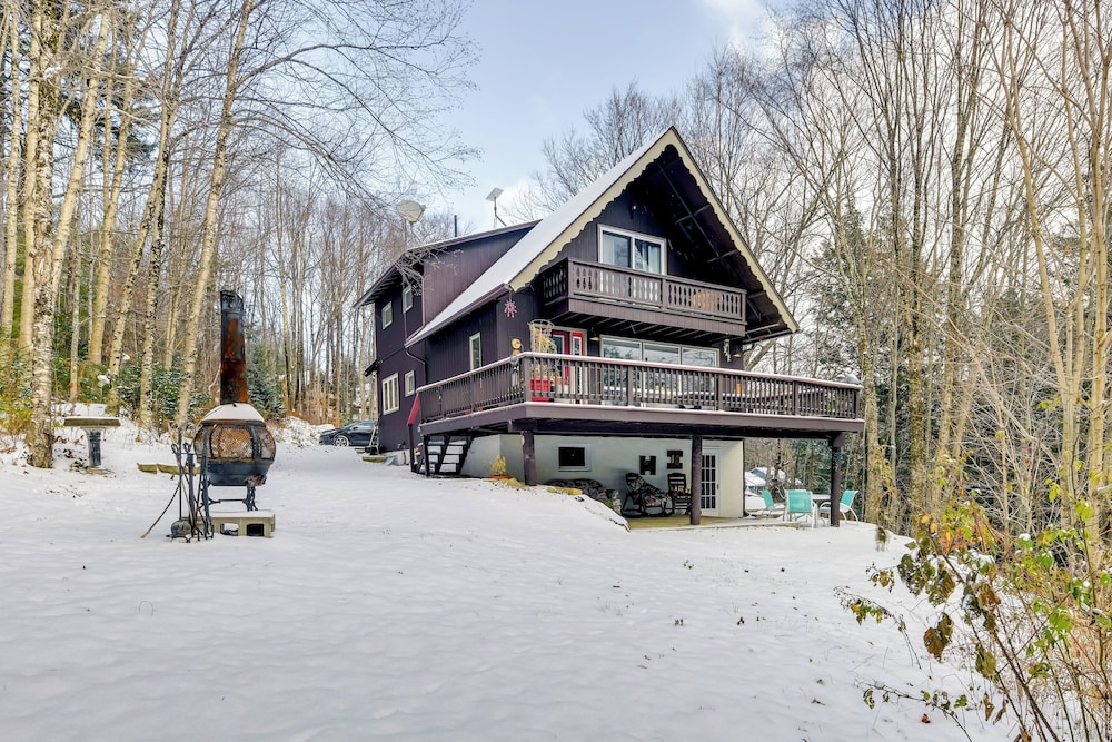 Pet friendly Home w Deck: 4 Mi to Jay Peak Resort — hotel in Westfield