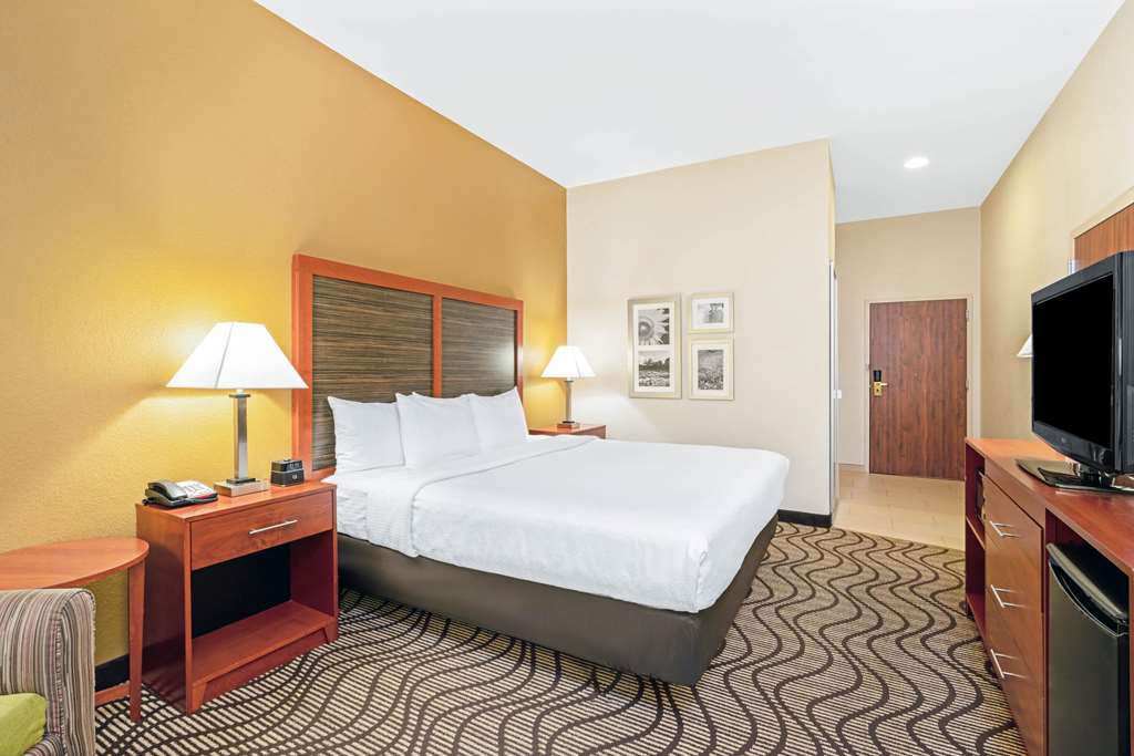 La Quinta Inn & Suites by Wyndham Midwest City Tinker AFB - photo 16
