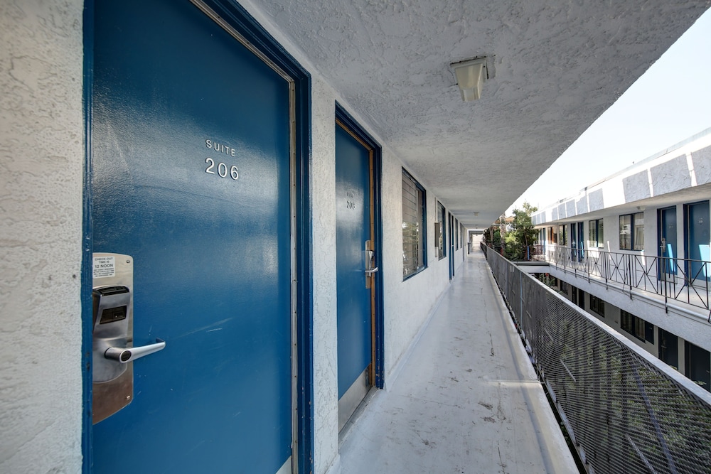 Tradewinds Airport Hotel - photo 29