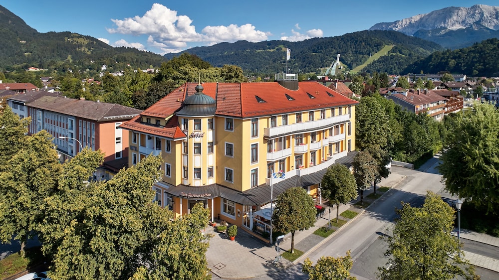 Hotel Vier Jahreszeiten — hotel in Garmisch-Partenkirchen