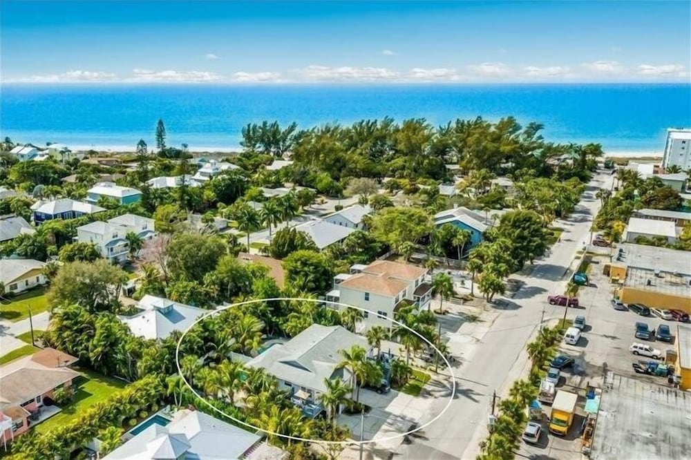 7 Doors Down villa — 4-Star Luxury Hotel in Holmes Beach, United States