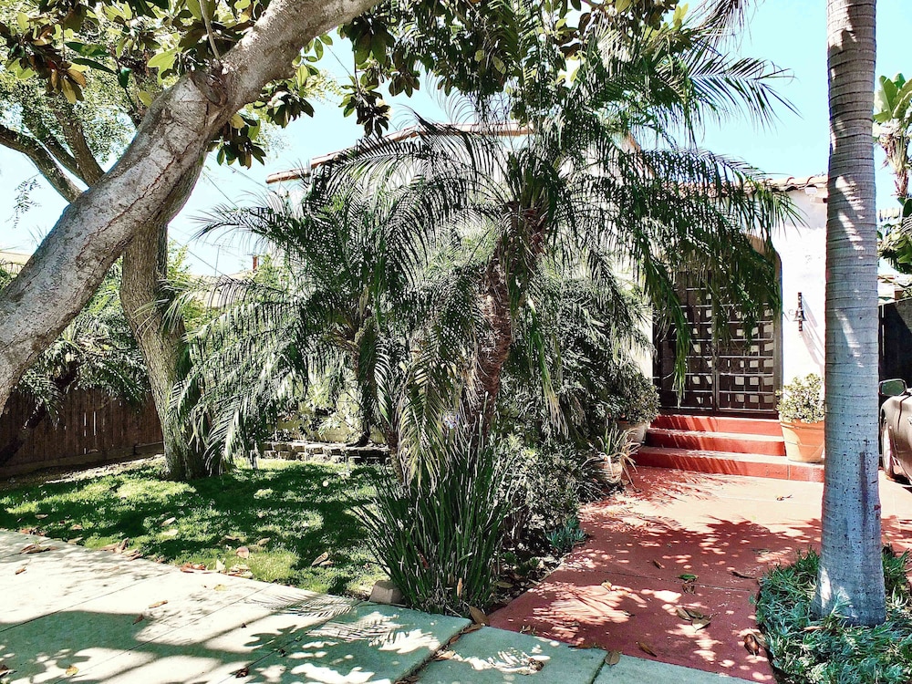 Long Beach Breeze Dreamy 2 BDR in Long Beach, United States