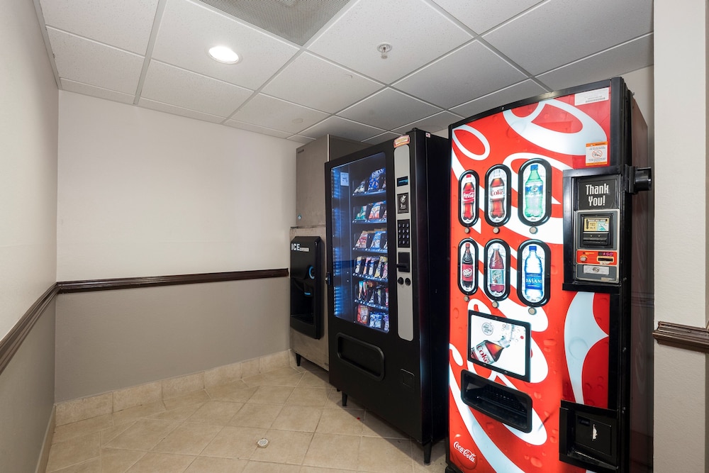 Red Roof Inn & Suites Biloxi Ocean Springs - photo 33
