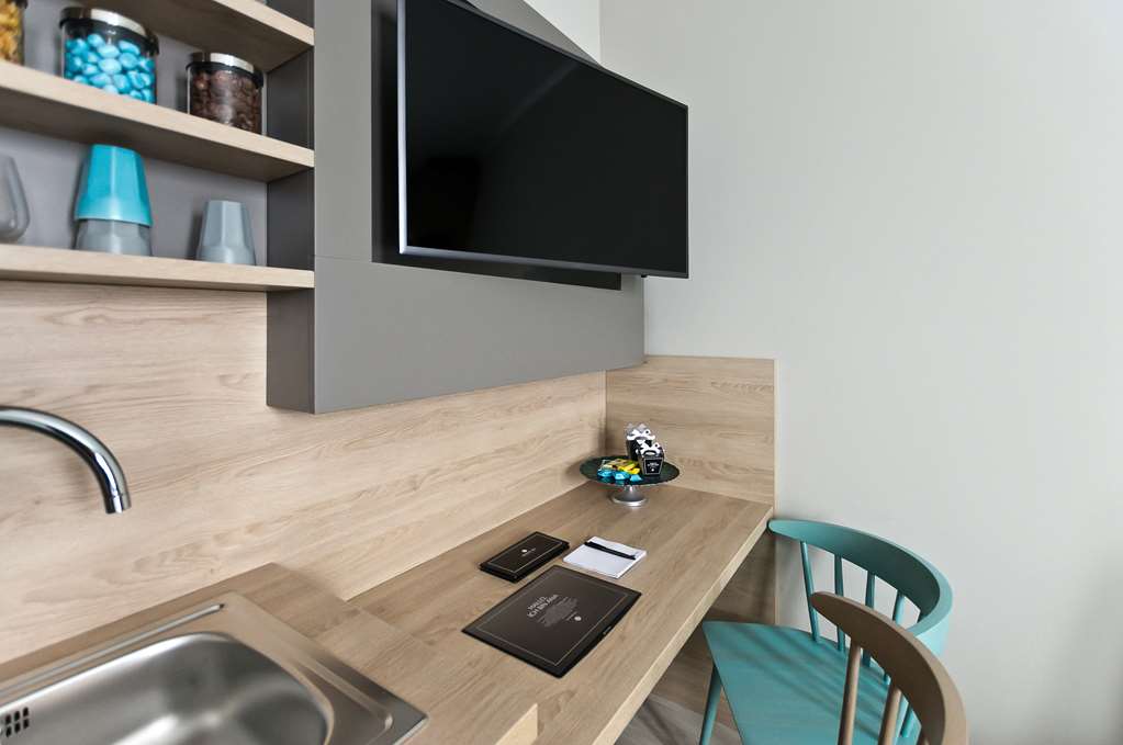 Arthotel ANA Living Stuttgart Double Bedroom Workstation