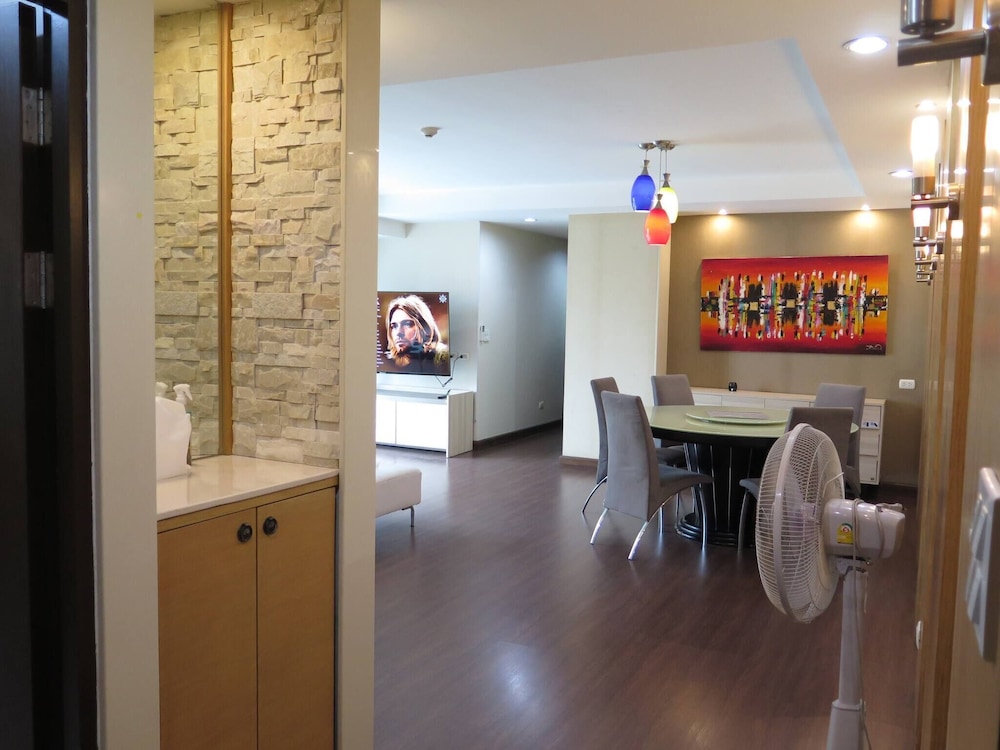 4B 2 Bedroom Downtown Apartment With Shared Pool
