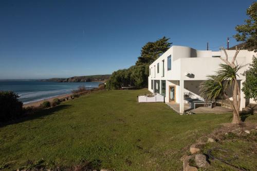 Footsteps from the beach Hot tub Cosy fireplace — 4-Star Luxury Hotel in Helston, United Kingdom