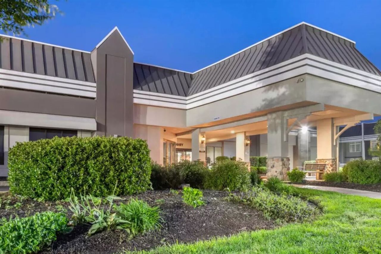 Clarion Hotel and Conference Center Harrisburg West - photo 3