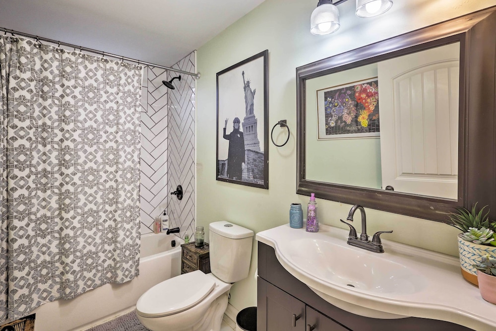 Nashville Home with Fire Pit and Yard 3 Mi to Dwtn — 4-Star Luxury Hotel in Nashville, United States