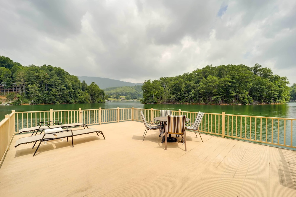 Lakefront Butler Retreat with Hot Tub and Dock — hotel in Butler