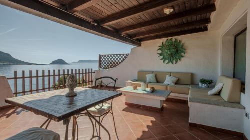 Uno sguardo sul mare — 4-Star Luxury Hotel in Golfo Aranci, Italy