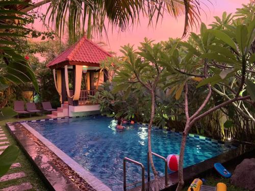 Villa Rosseno Evelyn Private pool and Garden — 4-Star Luxury Hotel in Yogyakarta, Indonesia
