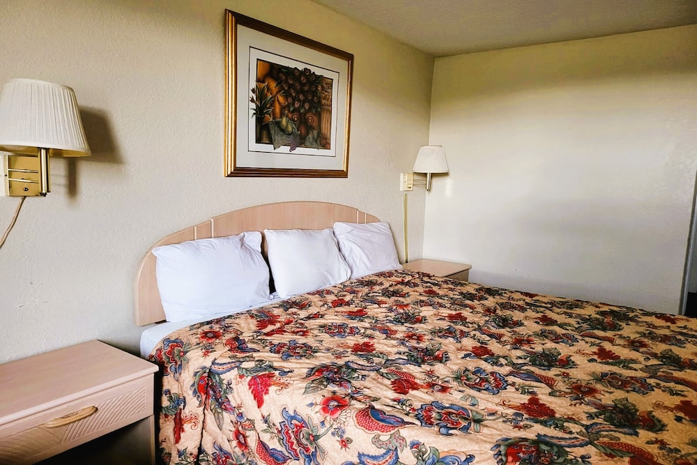 USA Inn Junction City Near Fort Riley - photo 5