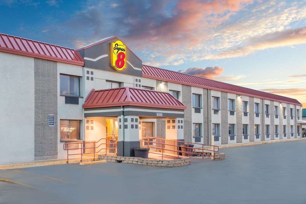 Super 8 by Wyndham Marshalltown - photo 3