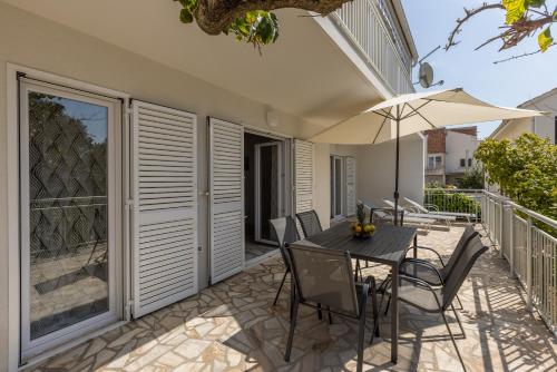 Seaside Sanctuary Modern 3 Bedroom and 3 Bathroom Apartment 60m from Beach — 4-Star Luxury Hotel in Novalja, Croatia