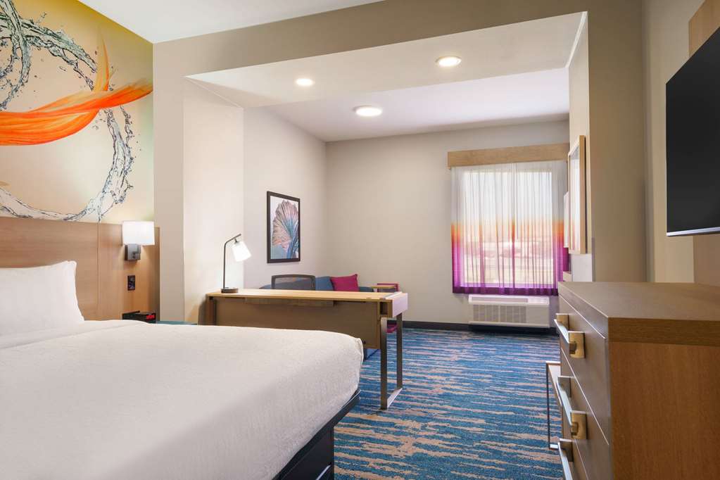 La Quinta Inn & Suites by Wyndham San Antonio Seaworld LAFB - photo 30