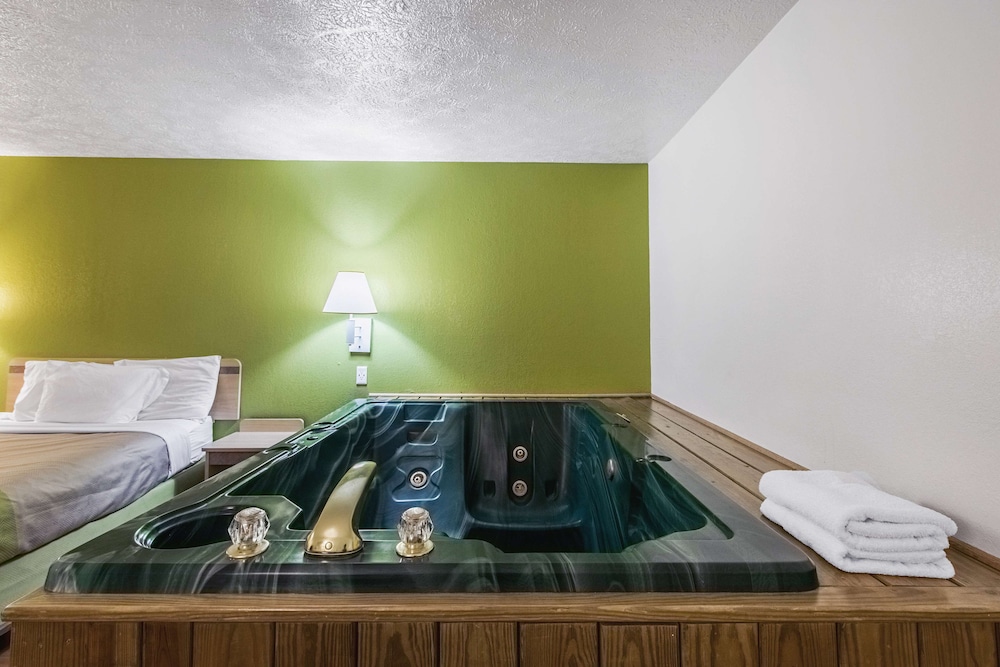 Red Roof Inn Greencastle South Cloverdale - photo 19