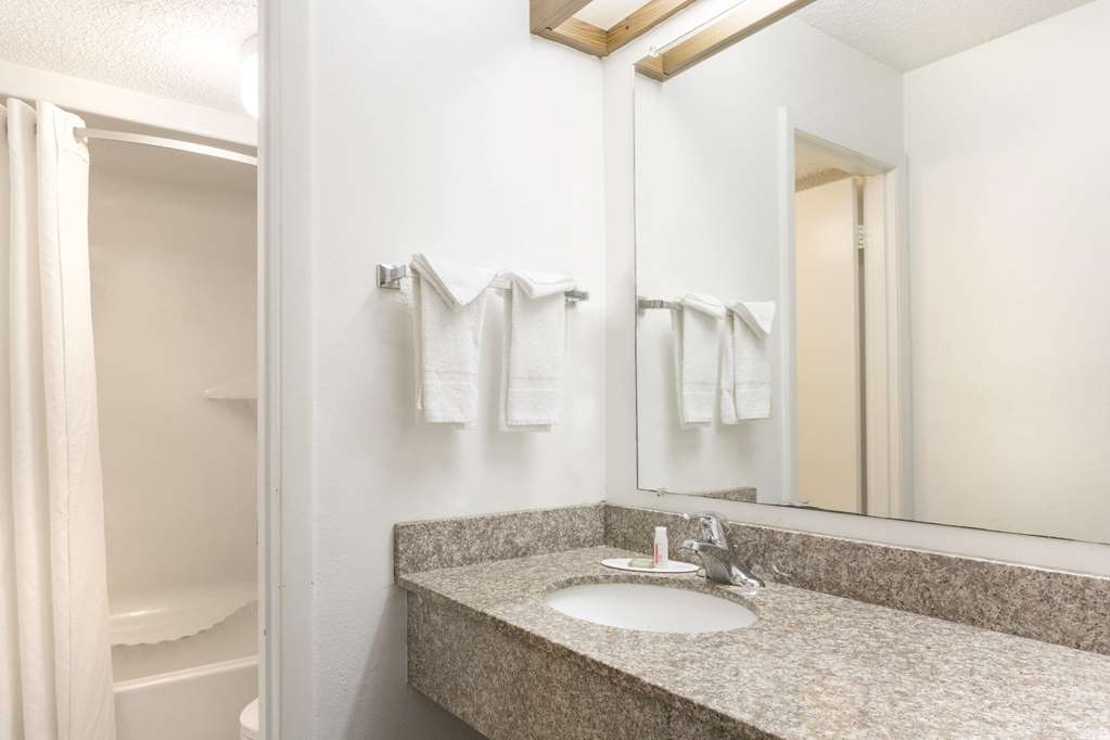 Super 8 by Wyndham Riviera Beach West Palm Beach - photo 5