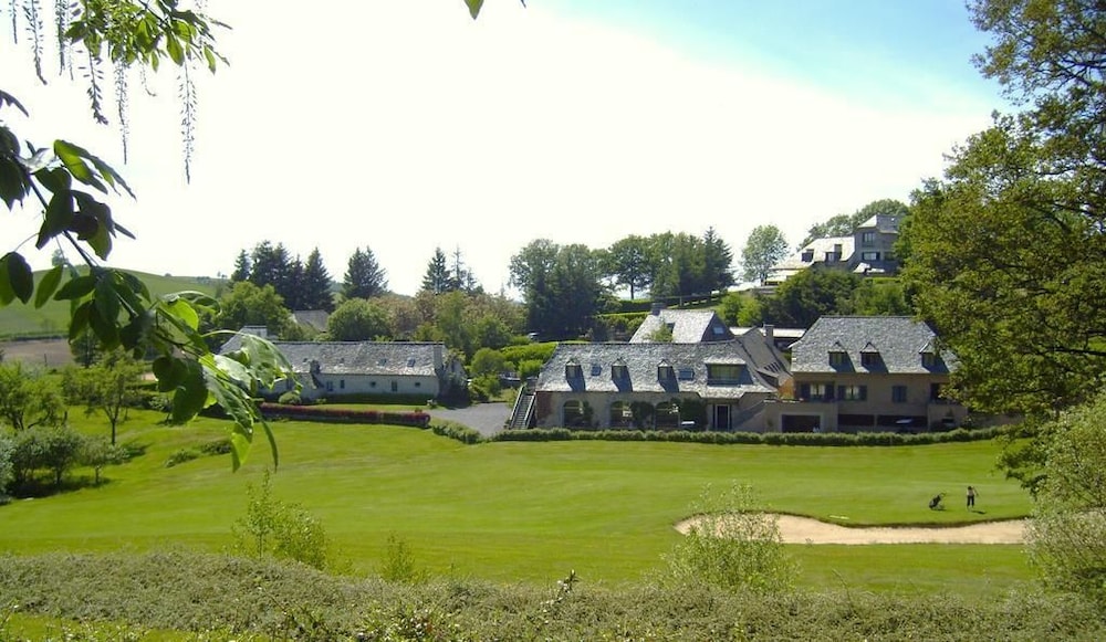 Domaine De Mezeyrac - carbon neutral hotel in Laguiole