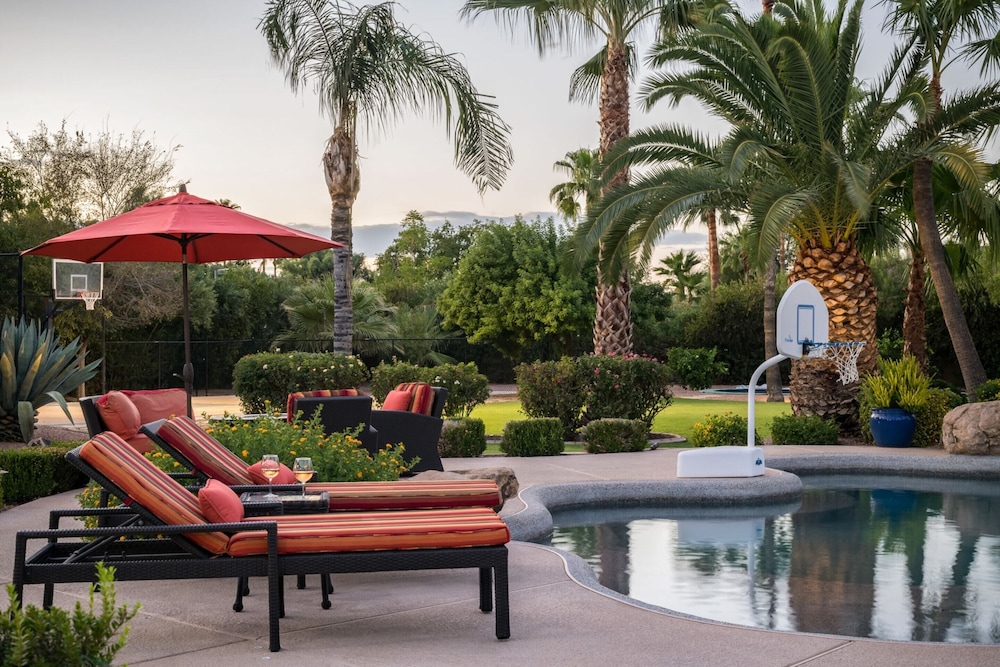 Preston by Avantstay 6BR Desert Oasis w Basketball Court Pool & Hot Tub - photo 20