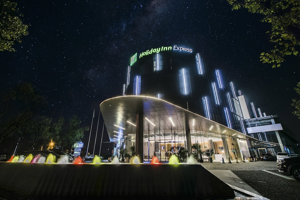 Holiday Inn Express Shanghai Songjiang Fangta by IHG — 4-Star Luxury Hotel in Shanghai, People's Republic of China