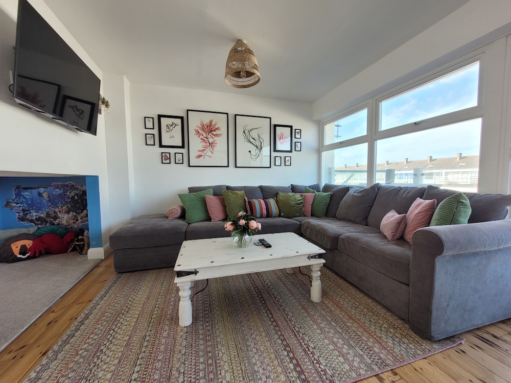 No. 28 Contemporary Beach Side Property With sea Views in Chichester, United Kingdom