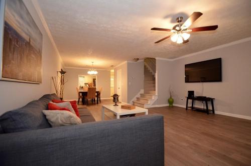 Modern 2BR Townhome Sleeps 6 Near ATL — 4-Star Luxury Hotel in Conyers, United States