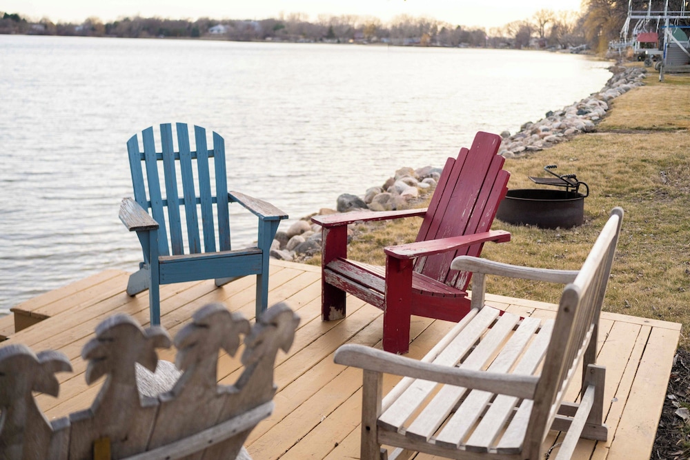 Waters Edge Retreat - carbon neutral hotel in Waverly