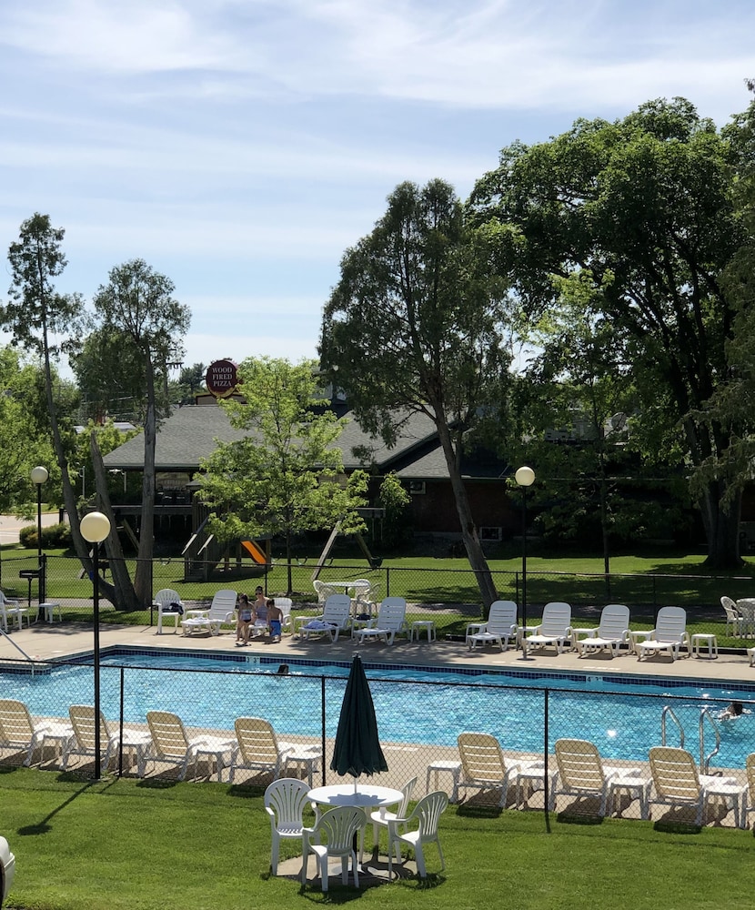Amber's Inn & Suites - photo 26