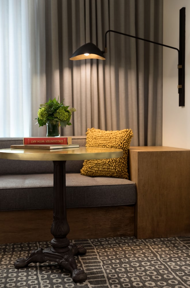 The MC Autograph Collection - photo 5