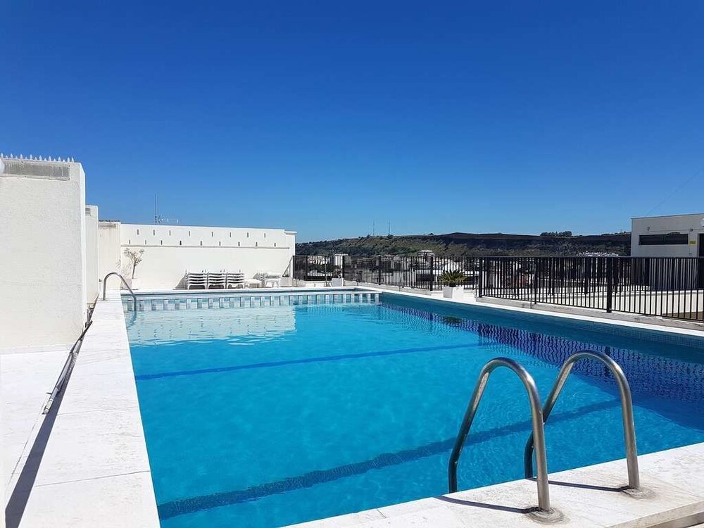 Encantador apartamento com piscina — 4-Star Luxury Hotel in Almada, Portugal