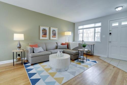 Sojourn Townhome in Old Town Alexandria with Relaxing Yard in Alexandria, United States