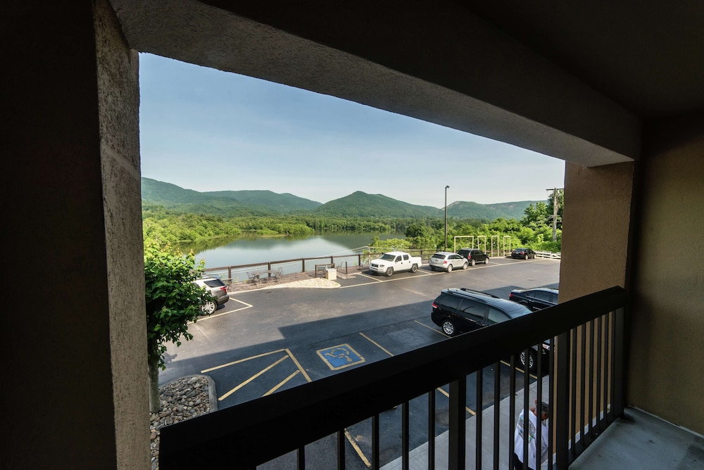 Hampton Inn Caryville I 75 Cove Lake State Park - photo 48