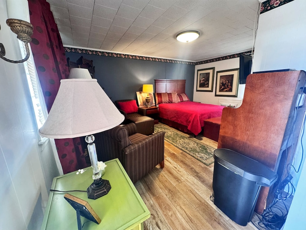 Chesterfield Hotel by OYO Hwy 9 - photo 46