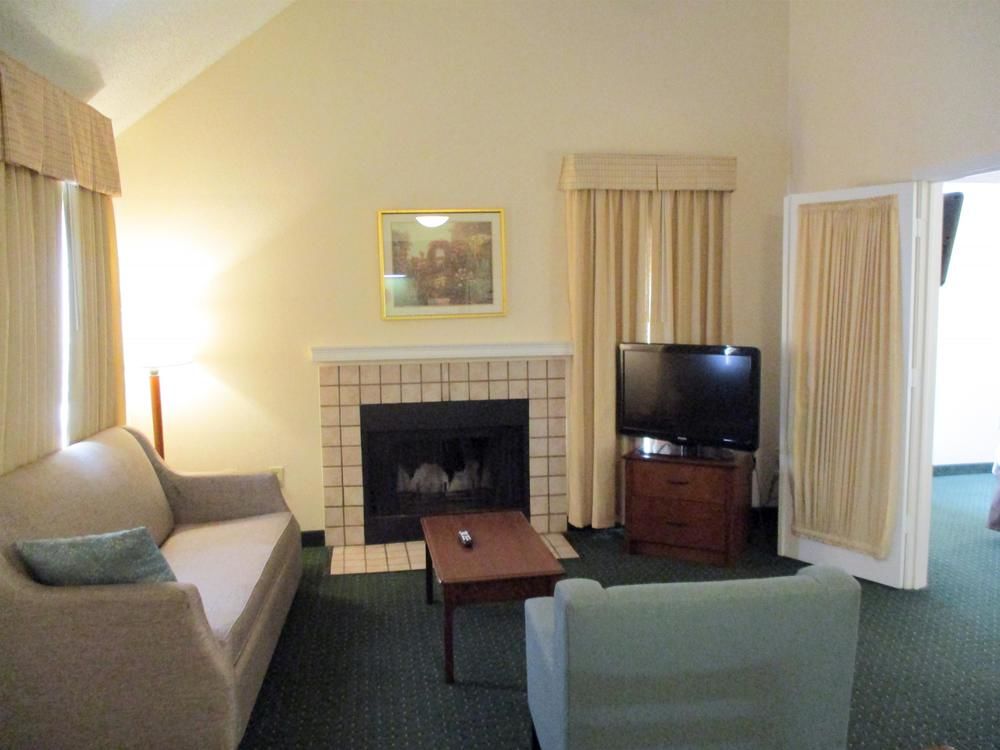 Hawthorn Suites by Wyndham Tyler - photo 26