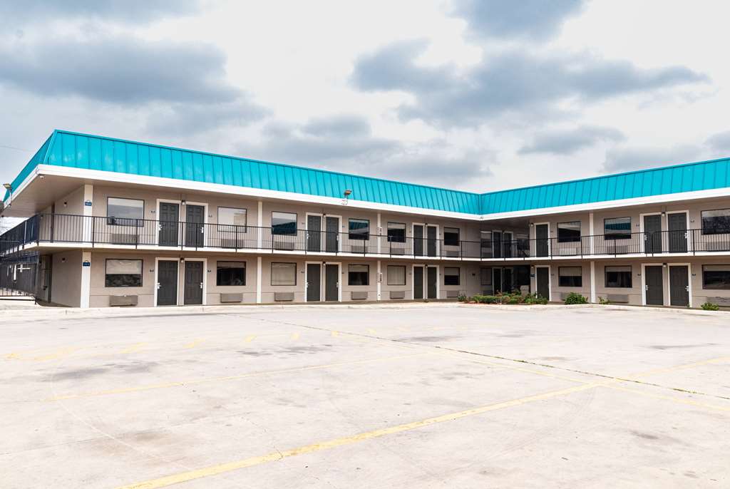 Days Inn by Wyndham Central San Antonio NW Medical Center - photo 4
