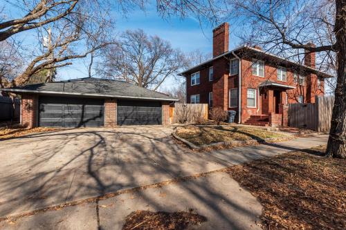 2 Bed 1 Bath Property in College Hill with Garage in Wichita, United States