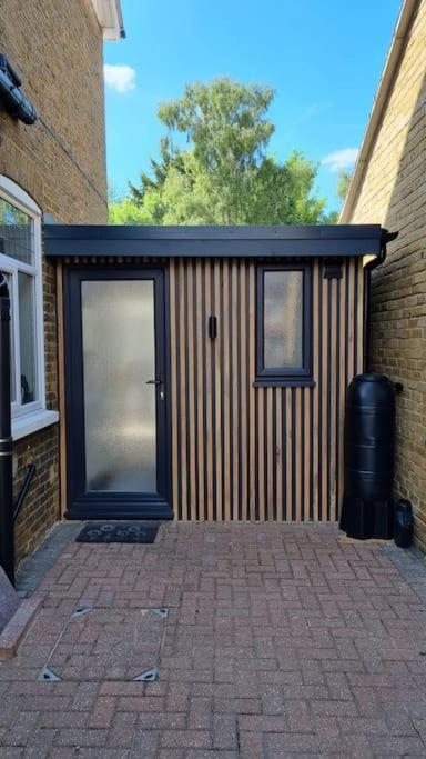 Sittingbourne 1 bed self contained annex with parking — 4-Star Luxury Hotel in Sittingbourne, United Kingdom