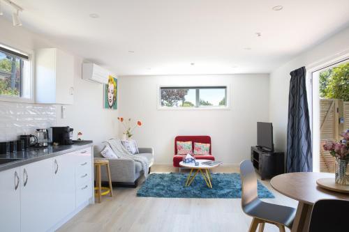 Classy Modern Unit close to Airport Shops and Bus in Christchurch, New Zealand