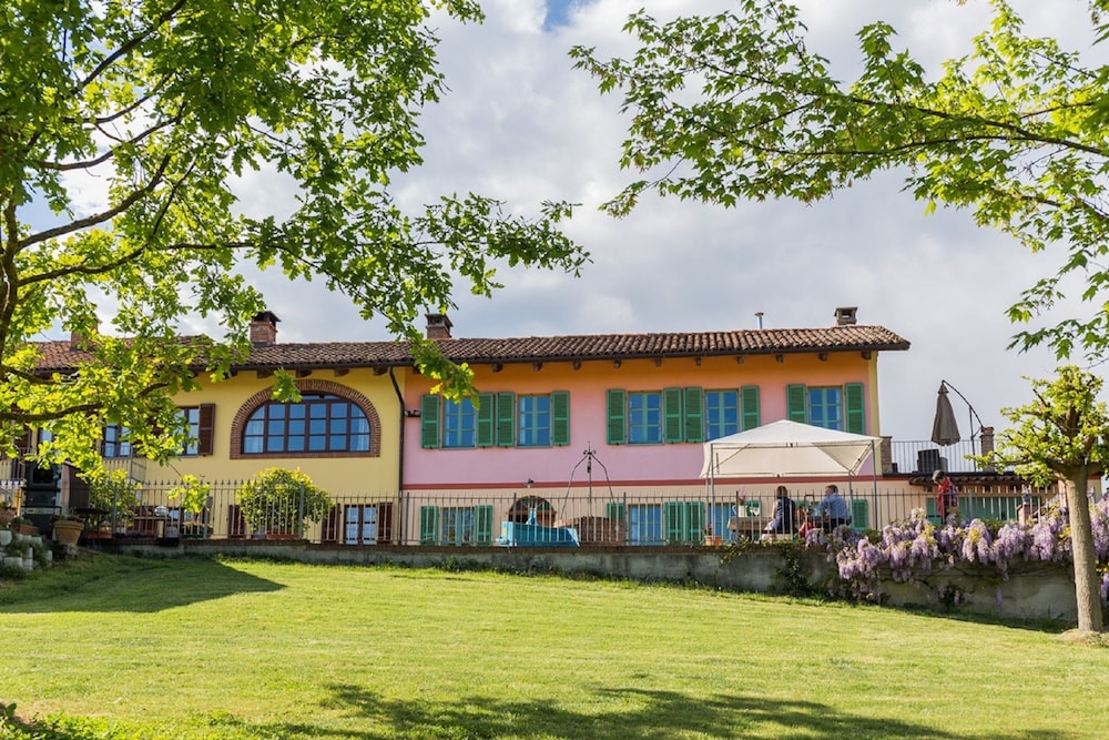 Bed And Breakfast And Ferienhaus Villa Piemonte 15261745 — Tigliole