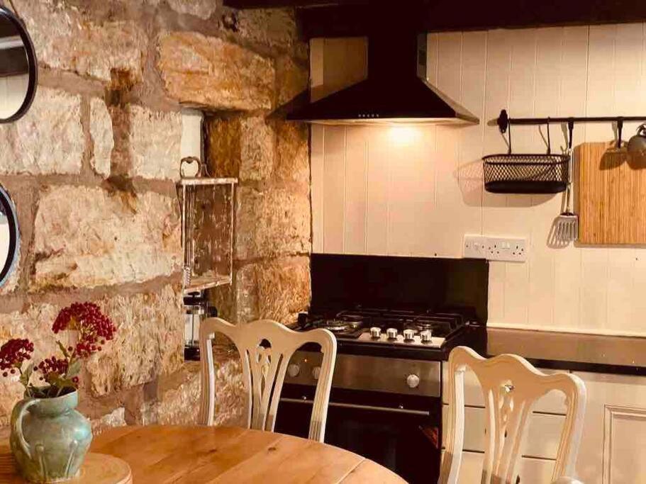 Cosy 400yr Old Cottage Flowergate Whitby Sleeps 6