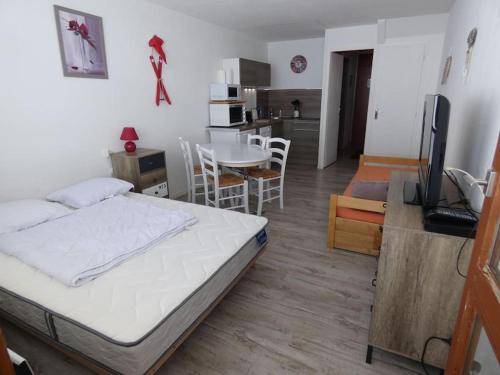 Studio 4 Pers Pied Des Pistes in Bagneres-De-Bigorre, France