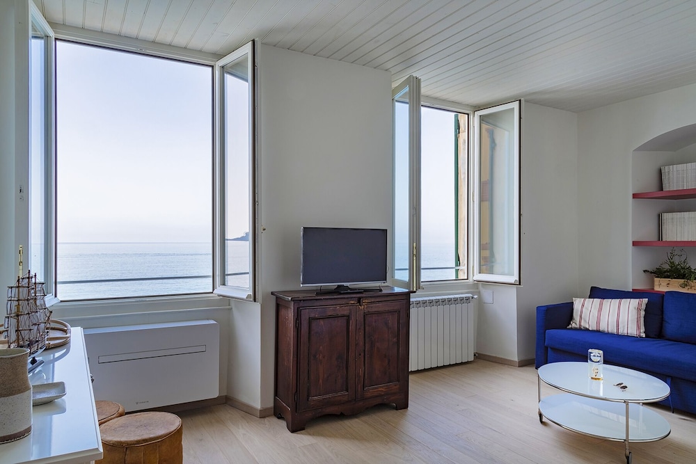 Il Mare di Camogli da un oblò — 4-Star Luxury Hotel in Camogli, Italy