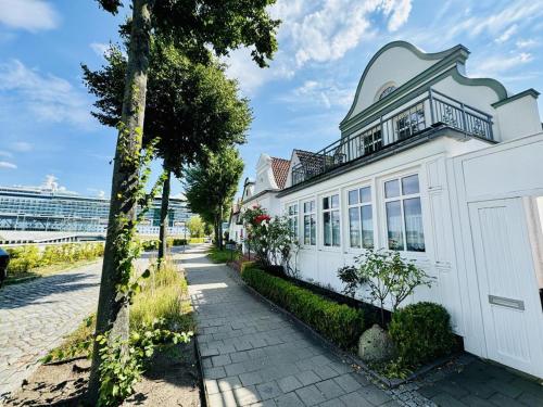 Haus Vier Freunde Gabor — 4-Star Luxury Hotel in Rostock, Germany