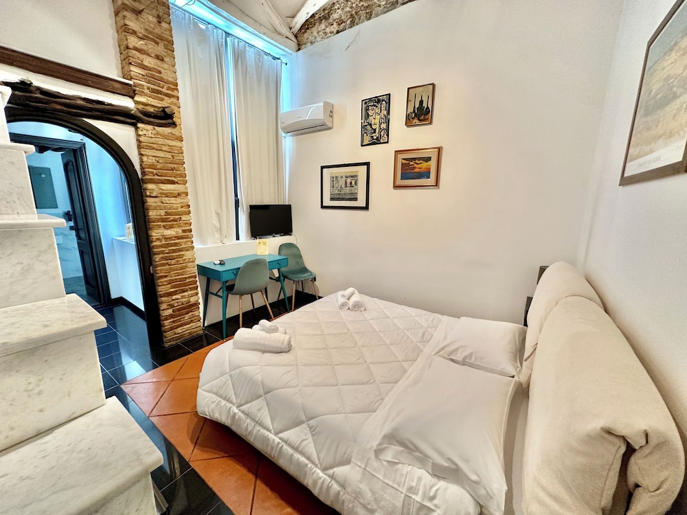 C&O Savoia Deluxe Rooms — 4-Star Luxury Hotel in Cagliari, Italy