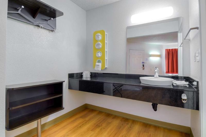 Motel 6 Carlsbad Downtown - photo 18