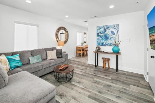 Modern 1 BR Apt Walk to Ocean & Cafes — 4-Star Luxury Hotel in San Diego, United States
